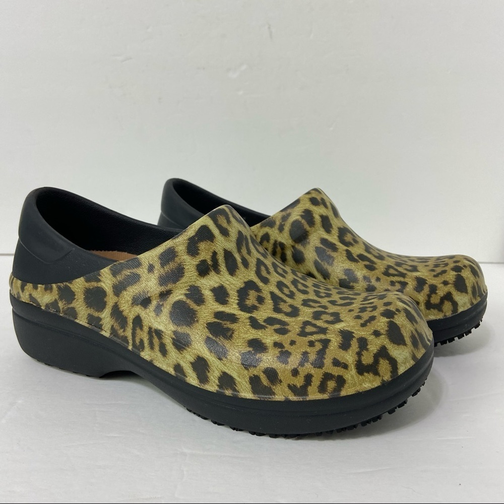Crocs Neria Pro Graphic Clogs Animal Print Cheetah Women's Size 6 204046